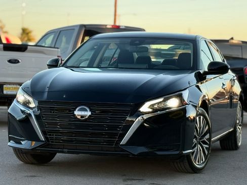 Used 2024 Nissan Altima 2.5 SV w/ SV Premium Package image 3