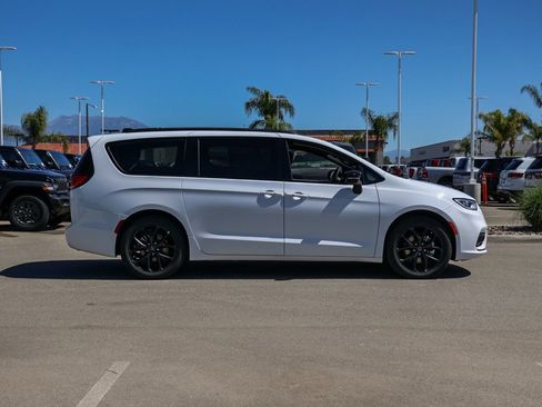 New 2026 Chrysler Pacifica Select w/ S Appearance Package image 3