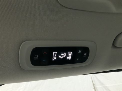 Used 2023 Chrysler Voyager LX image 20