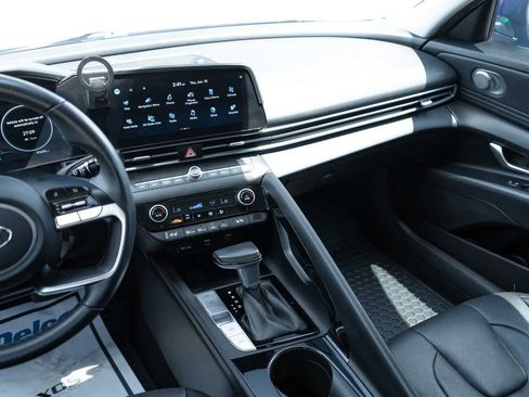Used 2022 Hyundai Elantra Limited w/ Preferred Accessory Package FWD image 18