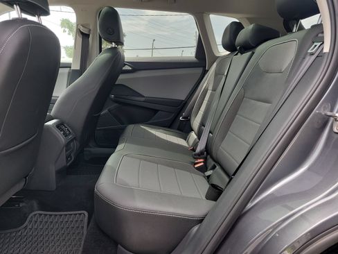Used 2023 Volkswagen Taos SE w/ Panoramic Sunroof Package FWD image 9
