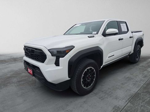 Certified 2025 Toyota Tacoma TRD Off-Road AWD/4WD image 7