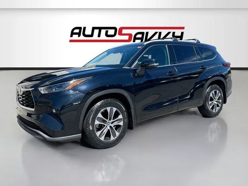 Used 2022 Toyota Highlander XLE AWD/4WD image 3