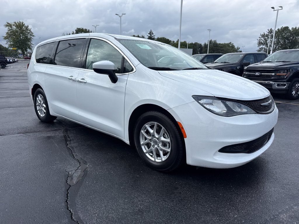 Used 2023 Chrysler Voyager LX FWD image 4