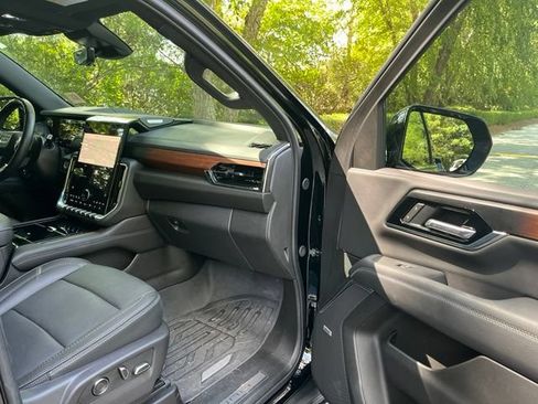 Used 2025 GMC Yukon Denali w/ Denali Reserve Package AWD/4WD image 10