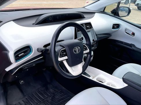 Used 2017 Toyota Prius Four FWD image 2