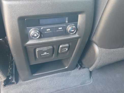 Used 2021 Chevrolet Traverse RS AWD/4WD image 27