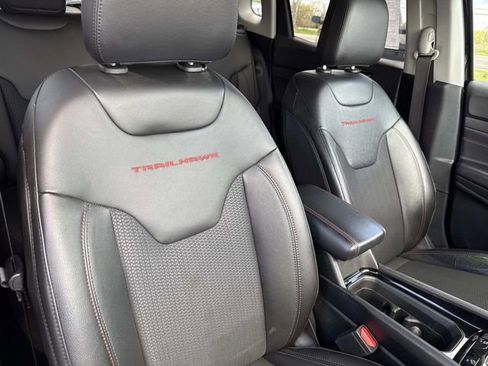 Used 2022 Jeep Compass Trailhawk w/ Trailhawk Convenience Group AWD/4WD image 31