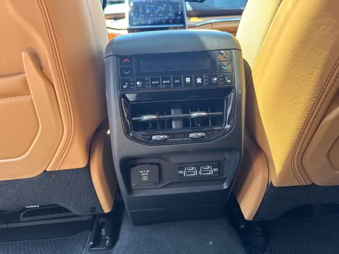 Used 2024 Jeep Grand Cherokee Summit AWD/4WD image 8