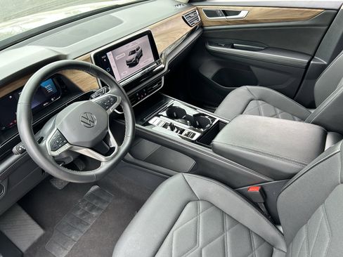 Used 2024 Volkswagen Atlas SE AWD/4WD image 17