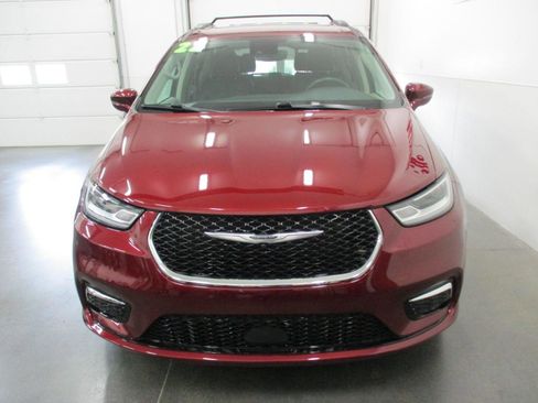 Used 2022 Chrysler Pacifica Touring-L image 8