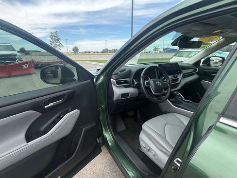 Used 2023 Toyota Highlander XLE AWD/4WD image 11