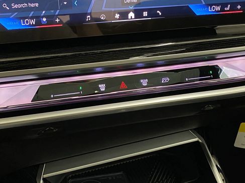 Used 2025 BMW i7 xDrive60 image 32