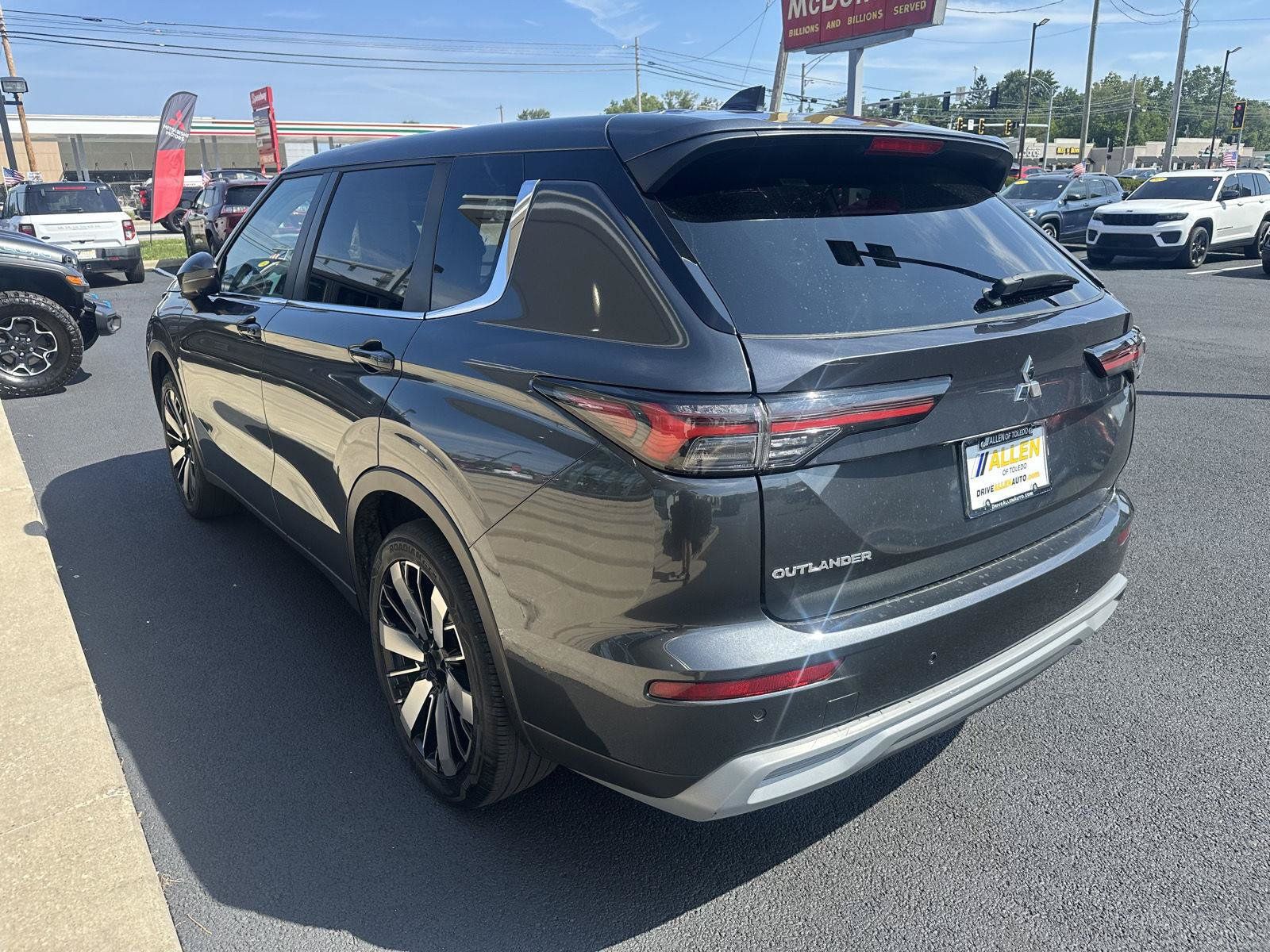 Used 2025 Mitsubishi Outlander SE FWD image 7