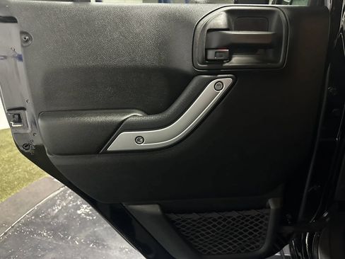 Used 2017 Jeep Wrangler Unlimited Sahara w/ Connectivity Group AWD/4WD image 16