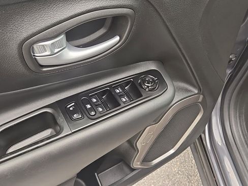 Used 2023 Jeep Renegade Latitude image 13