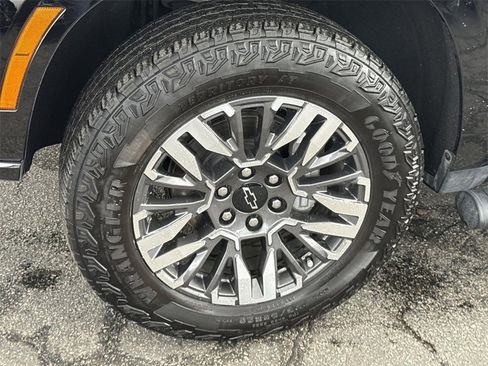 Used 2025 Chevrolet Suburban Z71 image 30