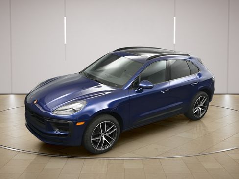 Certified 2025 Porsche Macan AWD/4WD image 34