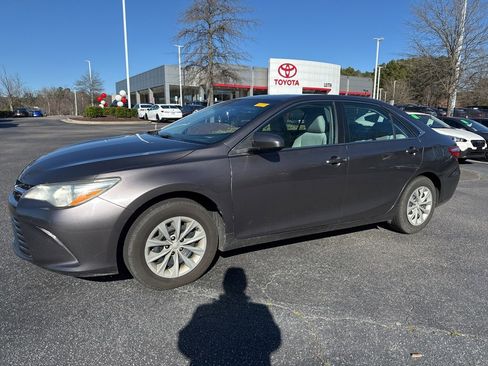 Used 2016 Toyota Camry LE image 1