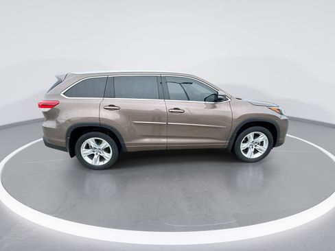 Used 2017 Toyota Highlander Limited AWD/4WD image 9