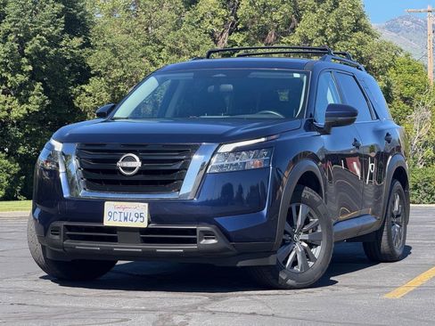 Used 2022 Nissan Pathfinder SV FWD image 1