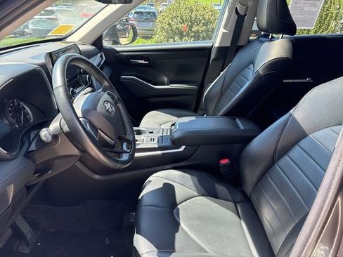Used 2021 Toyota Highlander XLE AWD/4WD image 27