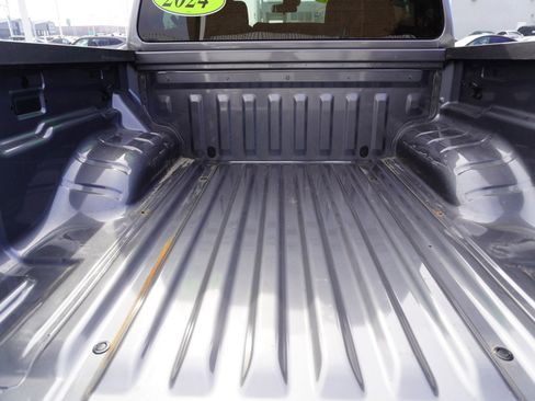 Used 2024 Nissan Frontier SV image 11