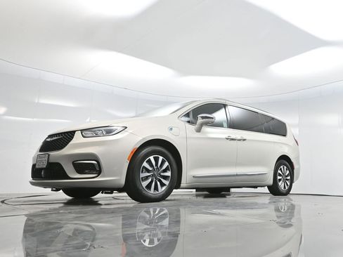 Used 2021 Chrysler Pacifica Limited w/ Premium & Safety Sphere Group image 54