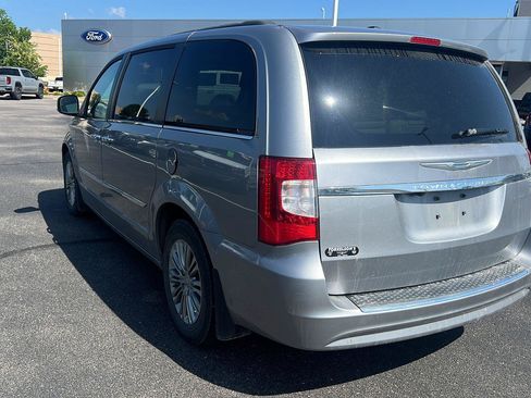 Used 2016 Chrysler Town & Country Touring-L w/ Driver Convenience Group FWD image 8