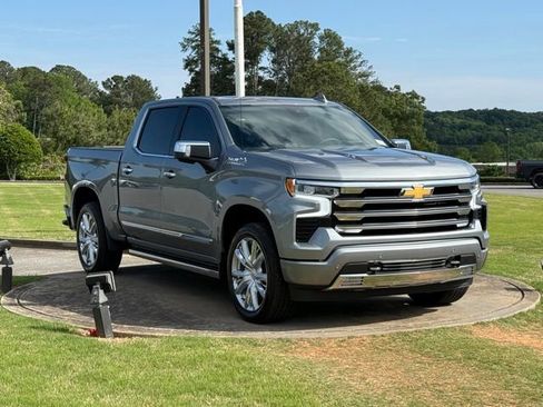 Used 2025 Chevrolet Silverado 1500 High Country w/ Technology Package AWD/4WD image 9