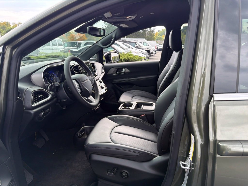 New 2027 Chrysler Pacifica Select AWD/4WD image 12