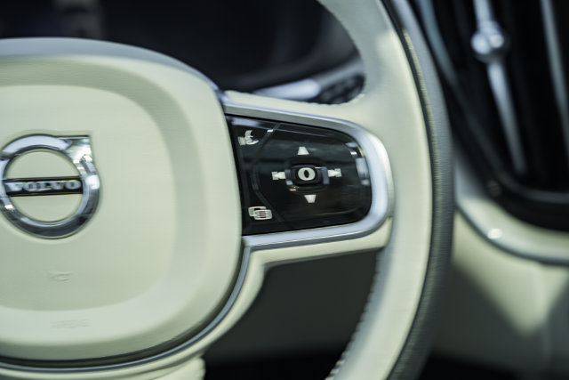 Certified 2024 Volvo XC60 B5 Plus AWD/4WD image 21