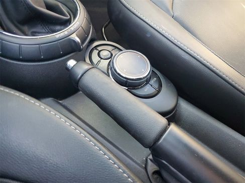 Used 2017 MINI Cooper 4-Door Hardtop image 25