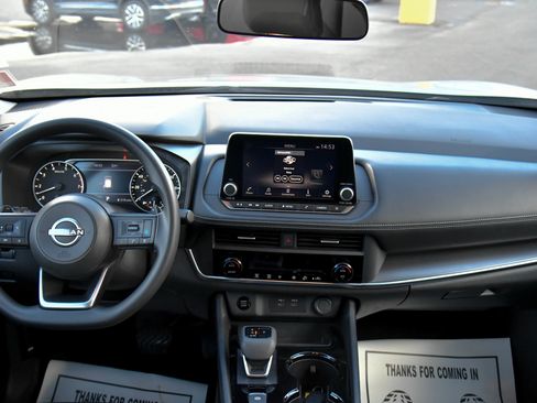 Used 2024 Nissan Rogue SV image 36