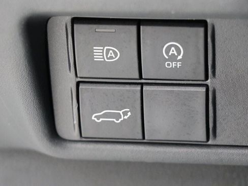 Used 2023 Toyota Highlander LE image 25