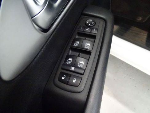 Certified 2025 Chrysler Pacifica Limited FWD image 9