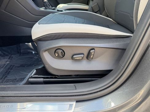 Used 2025 Volkswagen Taos SE image 23