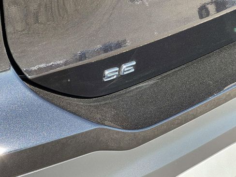 Certified 2025 Volkswagen Tiguan SE image 12