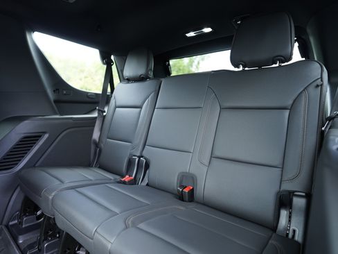 Used 2025 Chevrolet Tahoe High Country AWD/4WD image 13