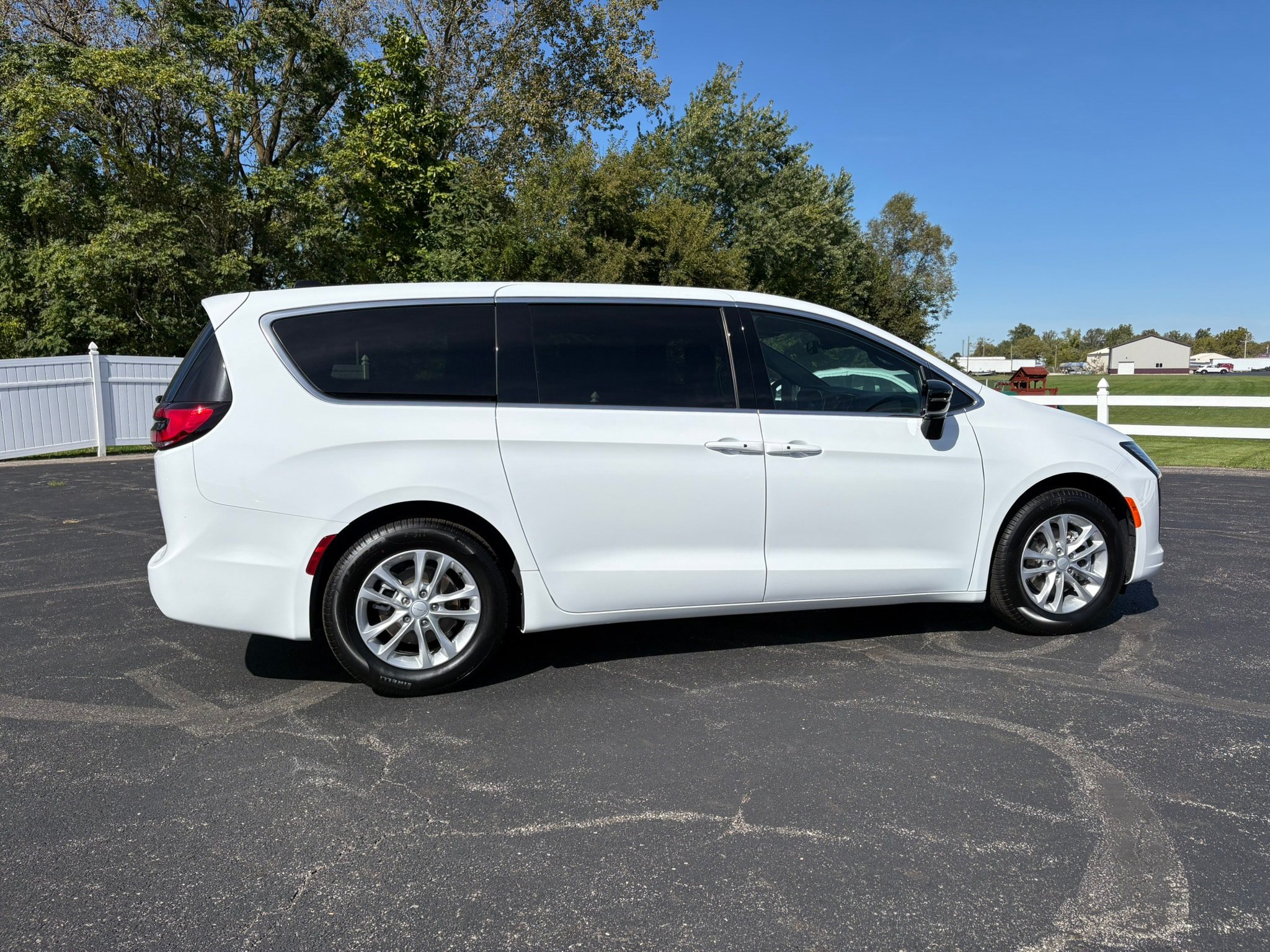 New 2027 Chrysler Pacifica Select FWD image 12