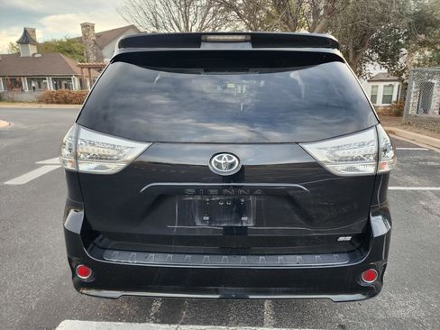 Used 2015 Toyota Sienna SE image 6