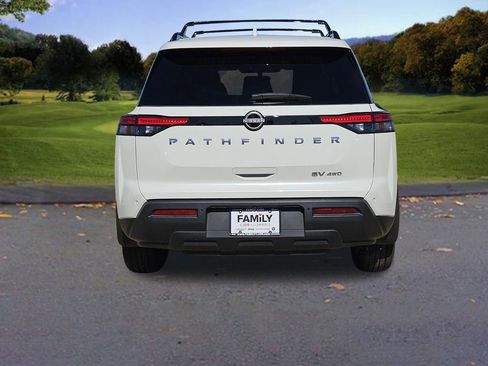 Used 2024 Nissan Pathfinder SV image 5