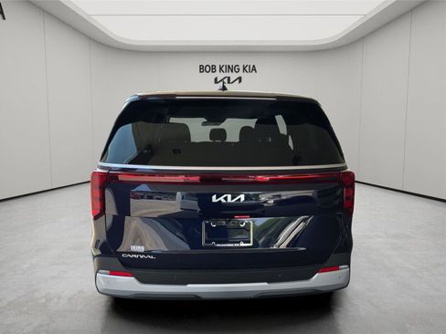 New 2026 Kia Carnival FWD image 4