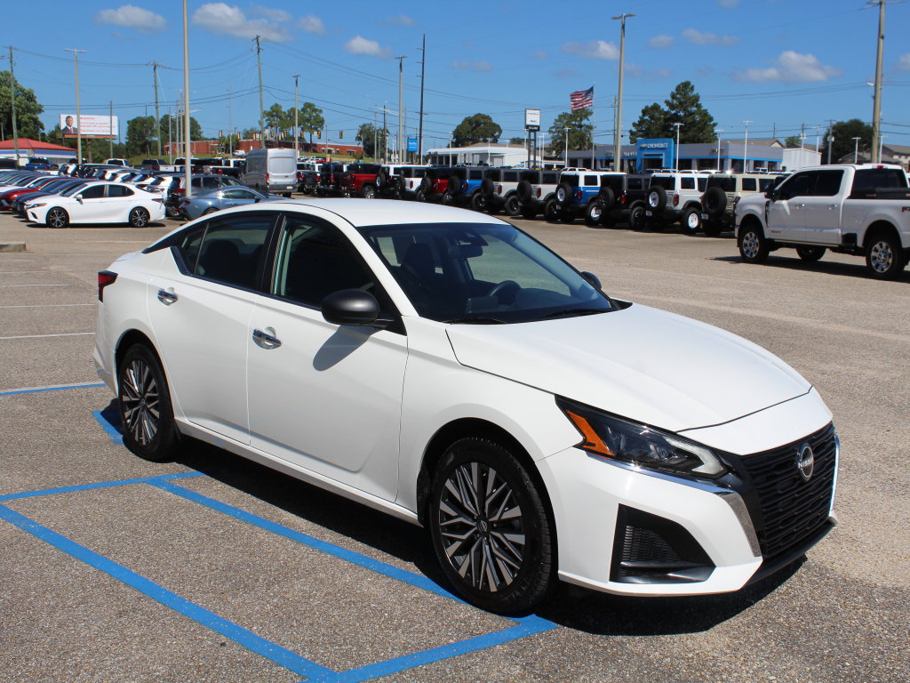 Used 2025 Nissan Altima 2.5 SV AWD/4WD image 2