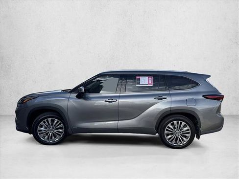 Used 2025 Toyota Highlander Platinum AWD/4WD image 2