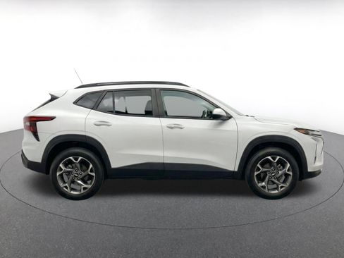 Used 2025 Chevrolet Trax LT FWD image 10