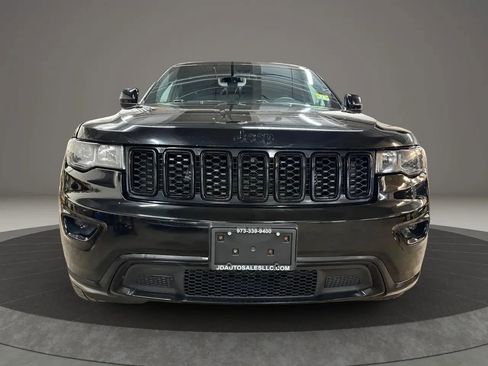 Used 2017 Jeep Grand Cherokee Altitude image 3