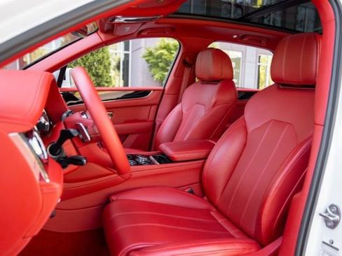 Used 2022 Bentley Bentayga image 52