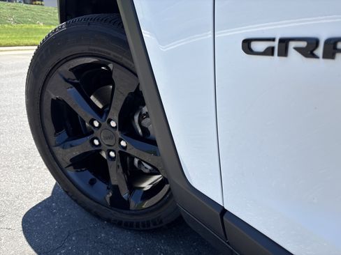 Certified 2024 Jeep Grand Cherokee Altitude AWD/4WD image 12