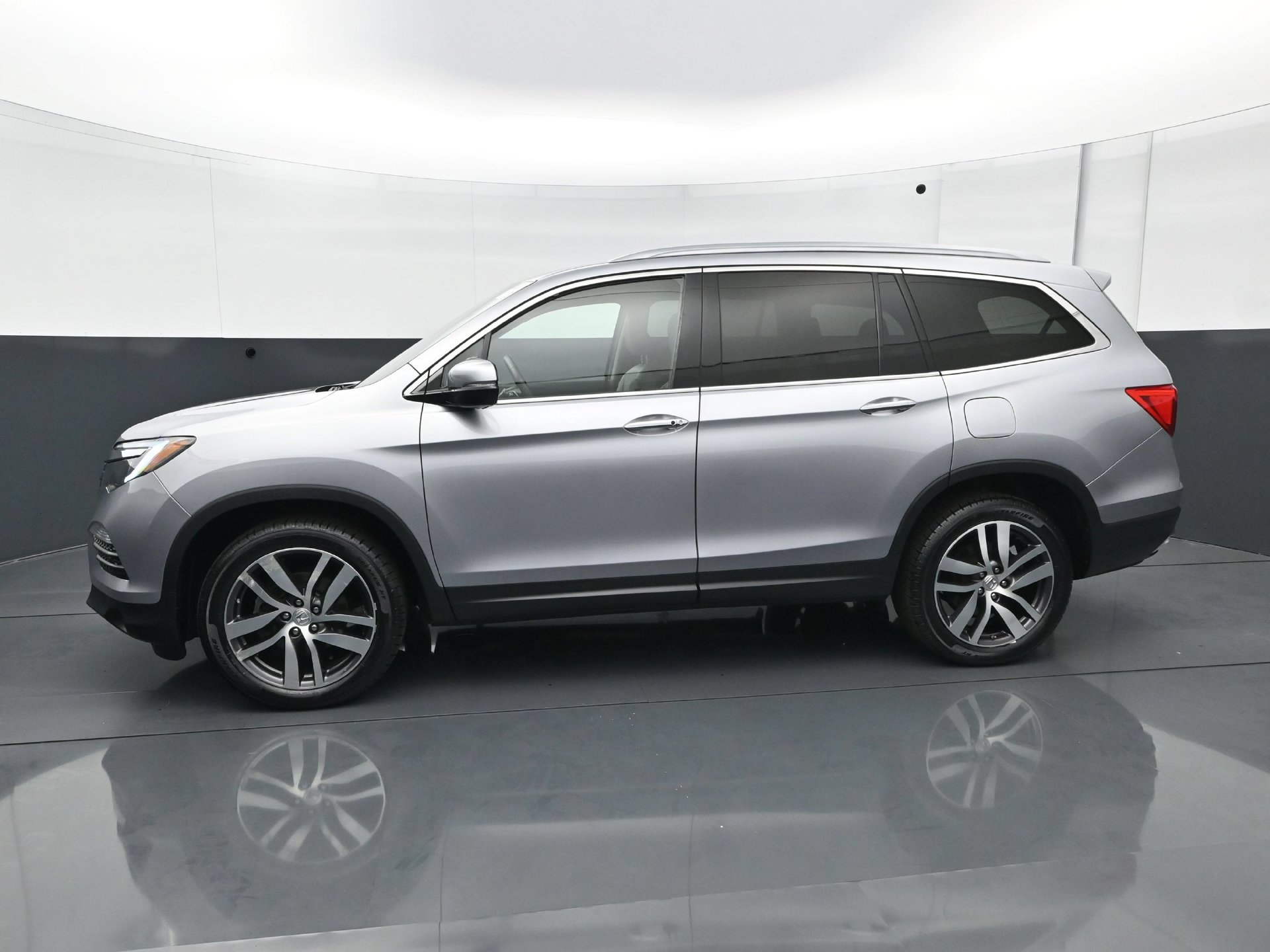 Used 2017 Honda Pilot Touring image 3